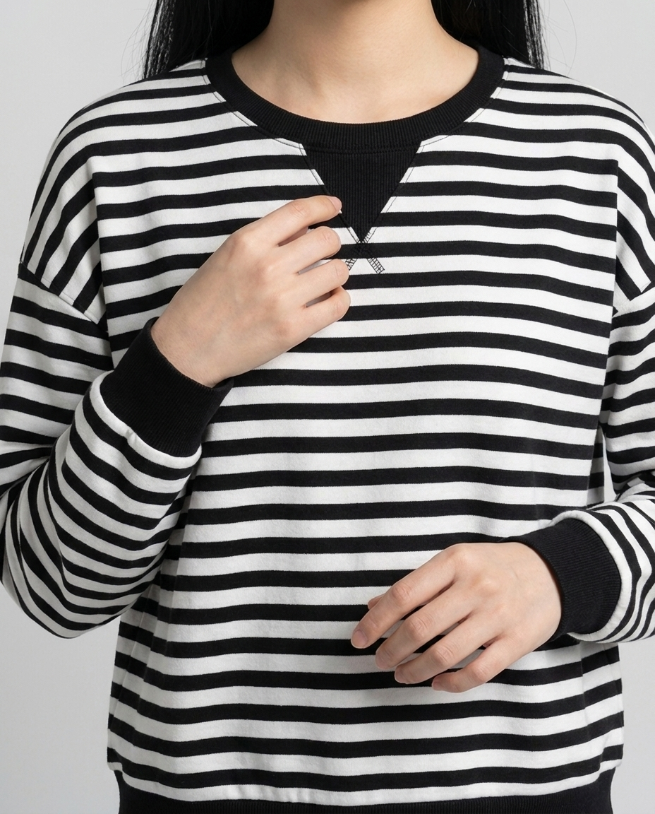 Playful Contrast Trim Sweatshirt for Fall - Black And White closeup